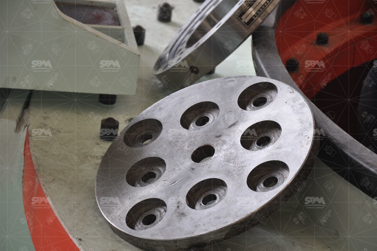 Change The Worn Parts of Sand Making Machine Timely